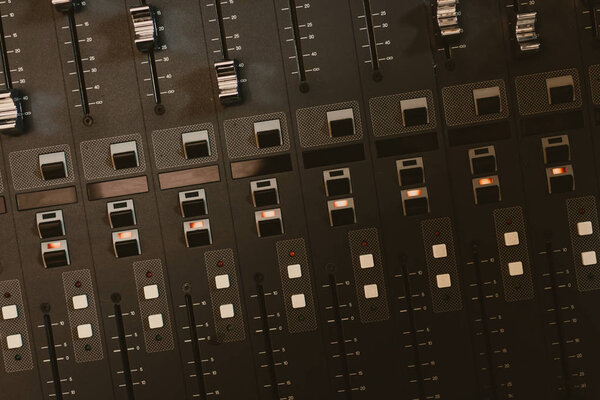 вид аналогового графического эквалайзера на студии звукозаписи
