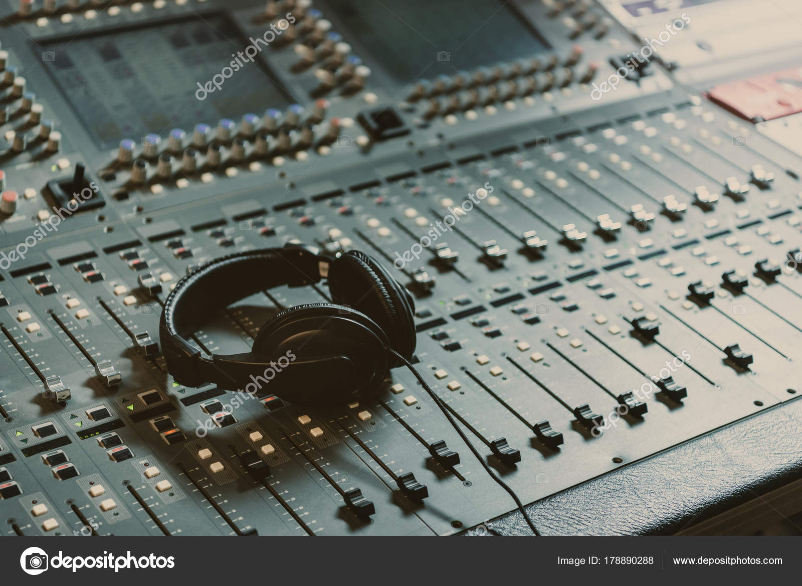 Headphones Graphic Equalizer Recording Studio — Stock Photo