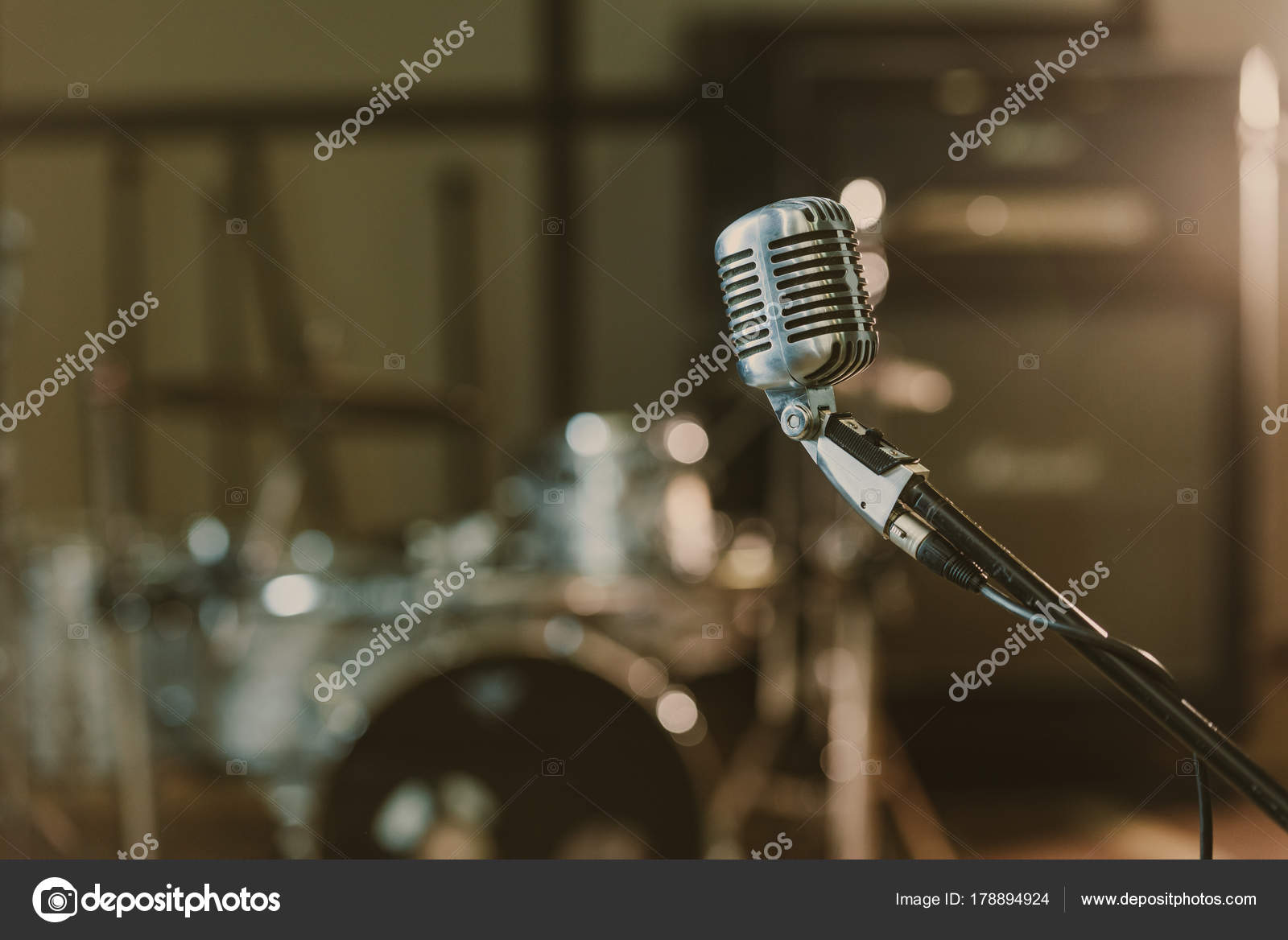 マイク写真素材 ロイヤリティフリーマイク画像 Depositphotos マイク写真素材 ロイヤリティフリーマイク画像 Depositphotos