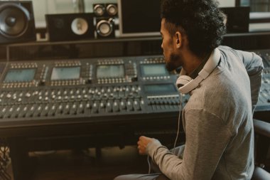 koltukta oturan ve Grafik Equalizer'ı arayan ses yapımcısı