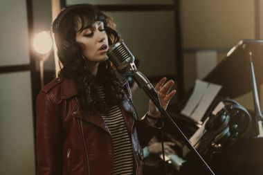 şehvetli kadın şarkıcı şarkı kayıt stüdyosu, performans
