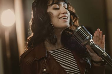 şarkı performans ve gülümseyen güzel genç şarkıcı