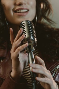 kadın şarkıcı şarkı vintage mikrofon ile performans çekim kırpılmış