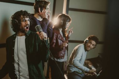 şarkı piyano adam stüdyoda kayıt müzik grubu