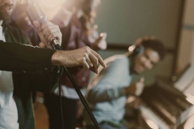 kırpılan atış müzisyenler stüdyoda şarkı performans