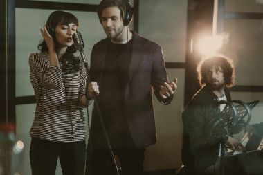 Genç şarkıcıları arka plan üzerinde piyano adam şarkı performans