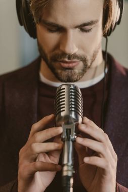 yakın çekim yakışıklı genç şarkıcı şarkı performans portresi