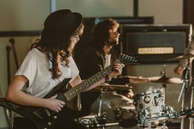 Genç rock band müzisyenler yineleme üzerinde şarkı performans