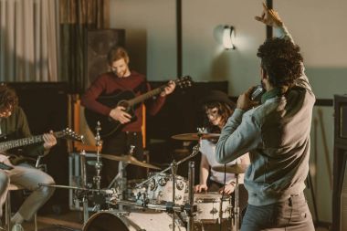 stüdyoda birlikte oynayan rock müzik grubu