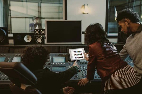 Productores Sonido Utilizando Tableta Juntos Estudio Grabación Con Sitio Web — Foto de Stock