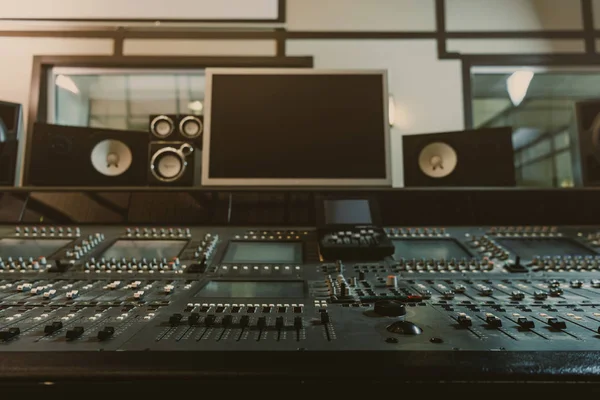 View Graphic Equalizer Modern Recording Studio — Stock Photo, Image