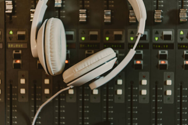Vista Superior Auriculares Ecualizador Gráfico Estudio Grabación — Foto de Stock