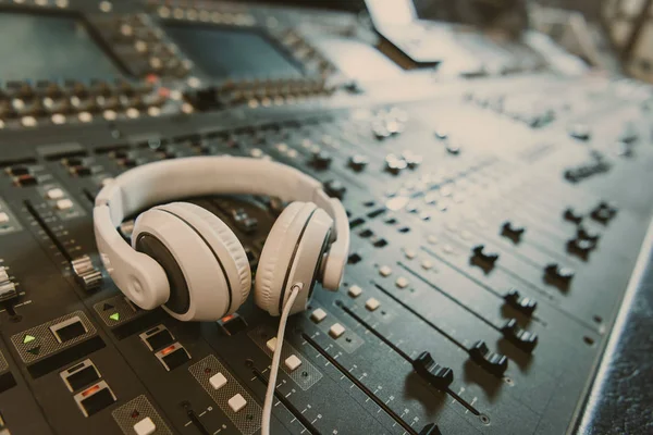 Close Shot Headphones Graphic Equalizer Recording Studio — Stock Photo, Image