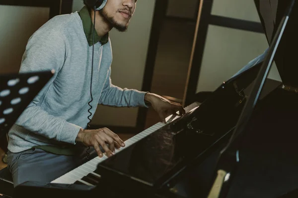 스튜디오에서 피아노 아프리카계 미국인 남자의 자른된 — 스톡 사진