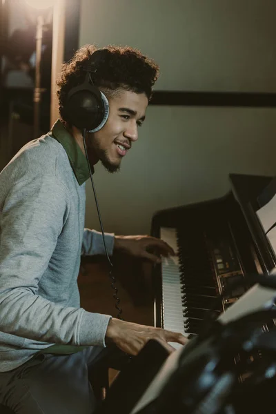 Feliz Jovem Afro Americano Tocando Piano Estúdio — Fotografia de Stock