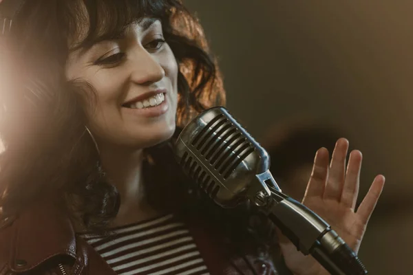 Atraente Jovem Cantora Cantando Música Sorrindo — Fotografia de Stock