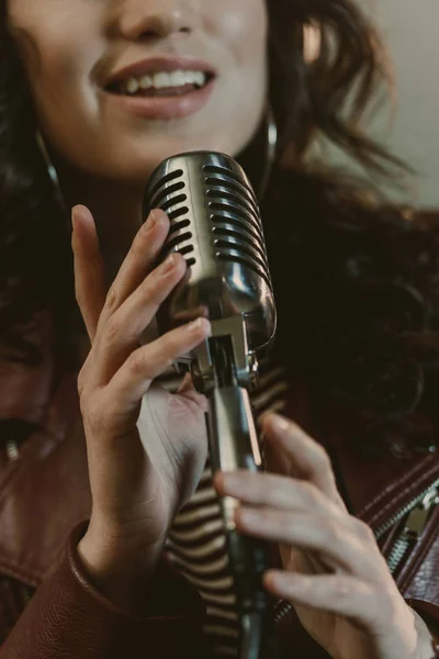 Cropped Shot Female Singer Performing Song Vintage Microphone — Stock Photo, Image