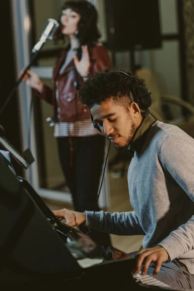 Junger Afrikanisch Amerikanischer Musiker Spielt Piano Während Die Sängerin Hintergrund — Stockfoto
