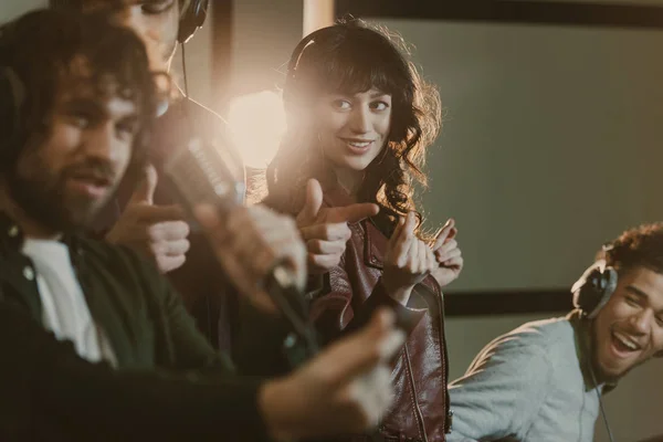 Jovem Banda Músicos Cantando Música Estúdio Juntos — Fotografia de Stock