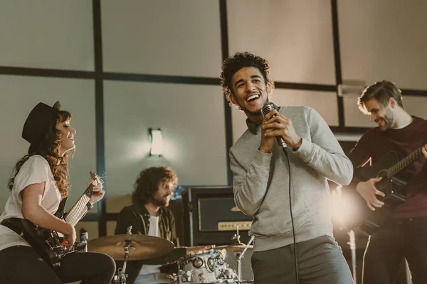 Jovens Músicos Felizes Cantando Música — Fotografia de Stock