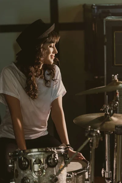 Beautiful Female Drummer Sitting Drum Set — Stock Photo, Image