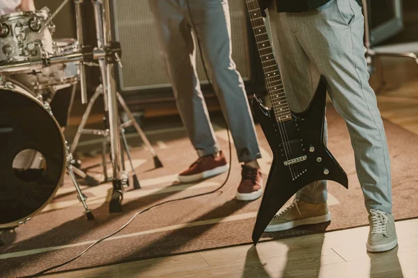 Stüdyoda Enstrümanlar Ile Atış Müzisyenlerin Kırpılmış — Stok fotoğraf