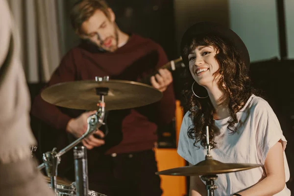 Feliz Jovem Baterista Feminino Repetição — Fotografia de Stock