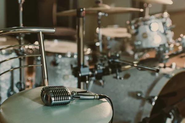 Oldtimer Mikrofon Liegt Auf Stuhl Vor Schlagzeug — Stockfoto