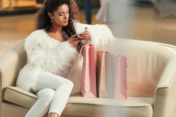 Mujer Afroamericana Con Estilo Joven Usando Teléfono Inteligente Mientras Está —  Fotos de Stock