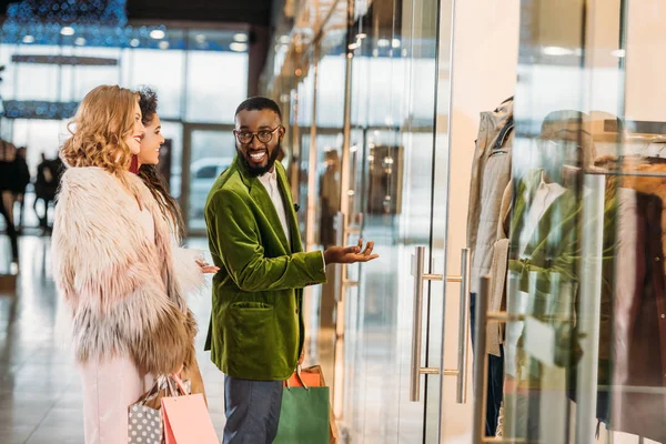 Vista Laterale Persone Multietniche Alla Moda Sorridenti Che Fanno Shopping — Foto Stock