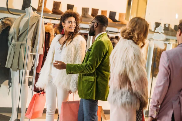 Recortado Tiro Jóvenes Parejas Con Estilo Compras Centro Comercial — Foto de Stock