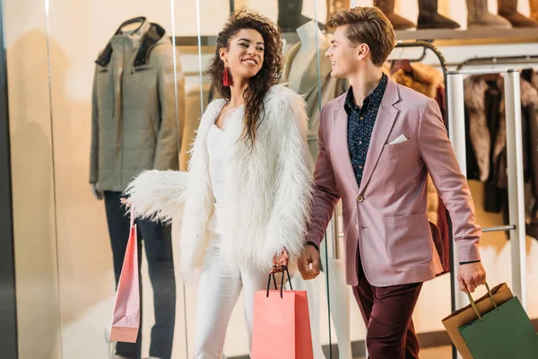 Elegante Jovem Casal Multiétnico Com Sacos Compras Andando Juntos Shopping — Fotografia de Stock