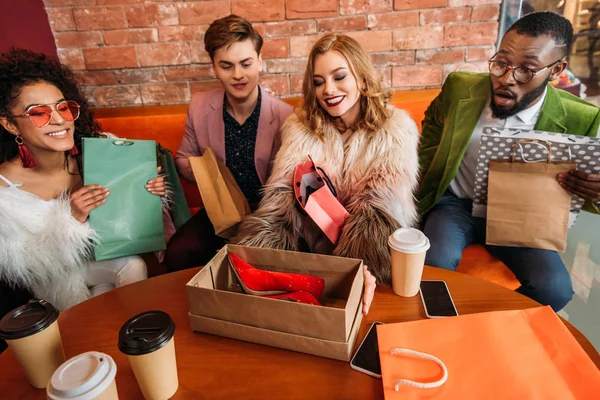 şık çok ırklı genç insanlar moda kırmızı yüksek topuklu ayakkabı arıyorum