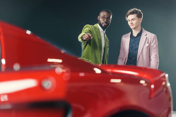 менеджер посева автомобиля к клиенту в выставочном зале
