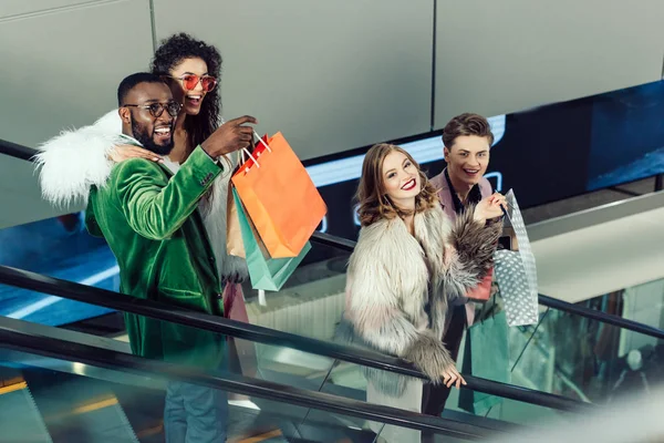 Jovem Grupo Elegante Compradores Escada Rolante Shopping — Fotografia de Stock