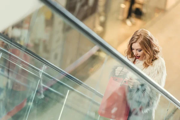 Surprised Woman Shopping Bag Riding Escalator — Stock Photo, Image