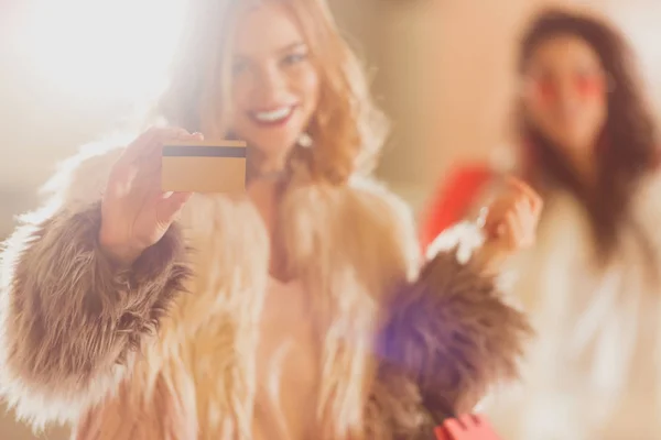 Jonge Vrouw Bontjas Met Gouden Kredietkaart Winkelen — Stockfoto