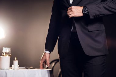 restoranda romantik Tarih için bekleyen ceketli adamı görünümünü kırpılmış