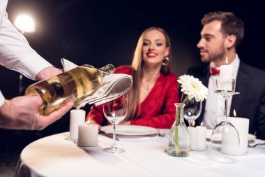 Romantik Tarih restoranda Sevgililer günü sahip çift süre şarap dökme garson