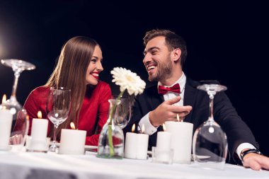 güzel çift zaman romantik tarihte restoranda harcama.