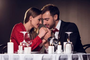 vakit romantik tarihte restoranda güzel ihale Çift