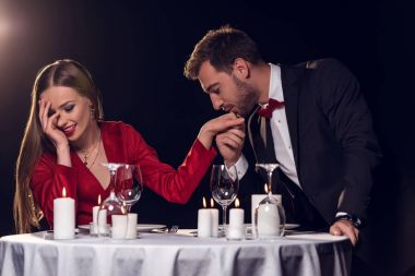 adam onun güzel kız arkadaşı kontrolden restoranda romantik tarihte öpüşme