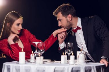 adam el onun kız arkadaşı restoranda romantik tarihte öpüşme