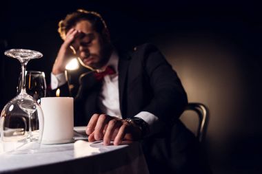 restoranda romantik Tarih için bekleyen yakışıklı üzgün adam 