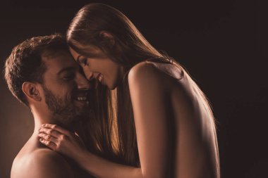 neşeli çıplak lovers kapalı gözler, brown ile sarılma 