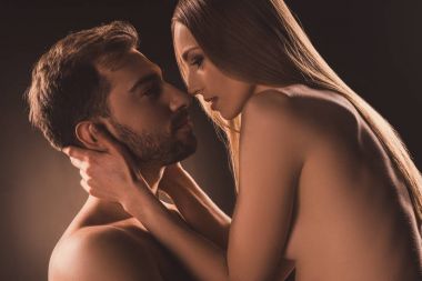 sarılma ve birbirine, kahverengi üzerine bakarak tutkulu aşık 