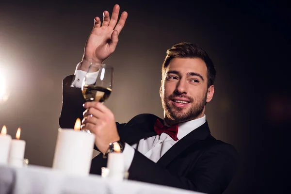 Beardman Gesticulando Segurando Copo Vinho Restaurante Com Velas — Fotografia de Stock