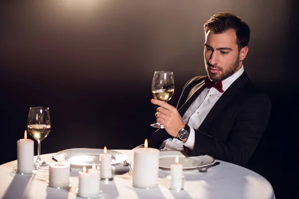 Boos Man Drinken Wijn Tijdens Het Wachten Voor Datum Restaurant — Stockfoto