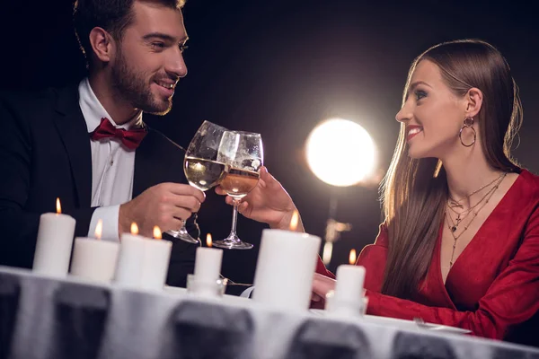 Ζευγάρι Τσούγκριζαν Ποτήρια Κρασιού Ρομαντική Ημερομηνία Στο Εστιατόριο — Φωτογραφία Αρχείου