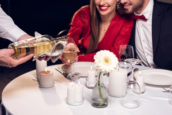 Przycięte Widzenia Kelner Nalewaniu Wina Podczas Para Romantyczny Daty Restauracji — Zdjęcie stockowe